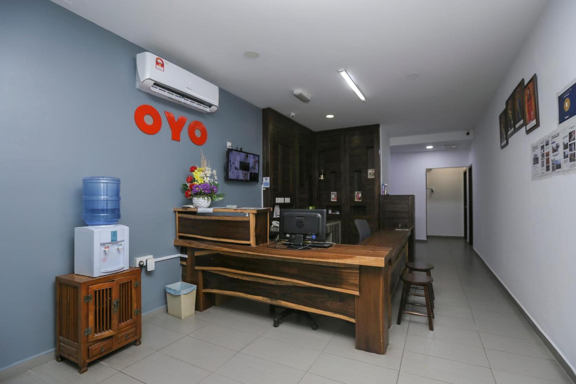 Oyo 89915 East Mount Hotel Kukup Exterior photo